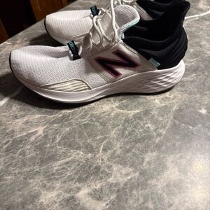 Size 9 - New Balance Fresh Foam Roav White Black Surf W
